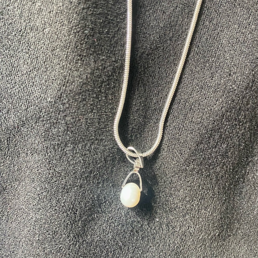 Elegant Pearl Necklace - Picture 5 of 6